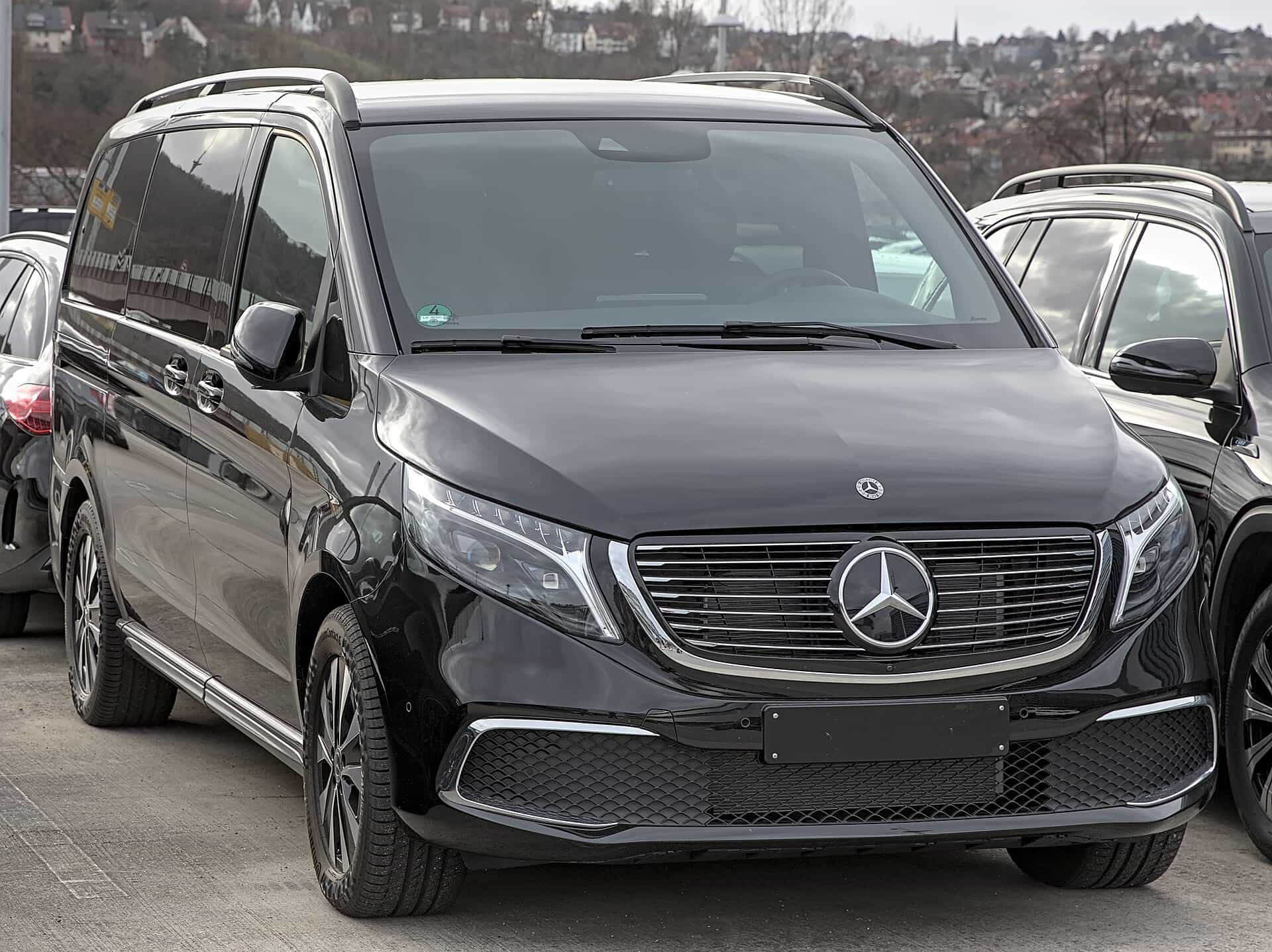 تأجير Mercedes-Benz V-Class 2021 2021 في دبي - الصورة الأولى