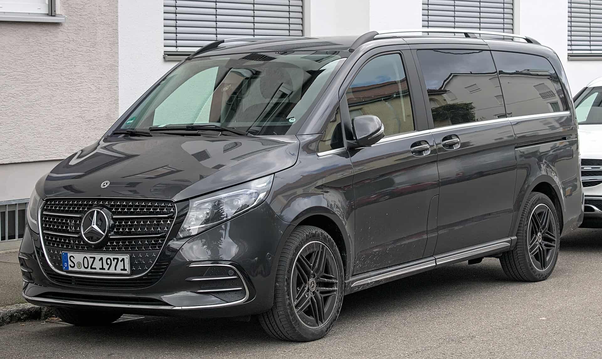تأجير Mercedes-Benz V-Class 2021 2021 في دبي - الصورة الثانية