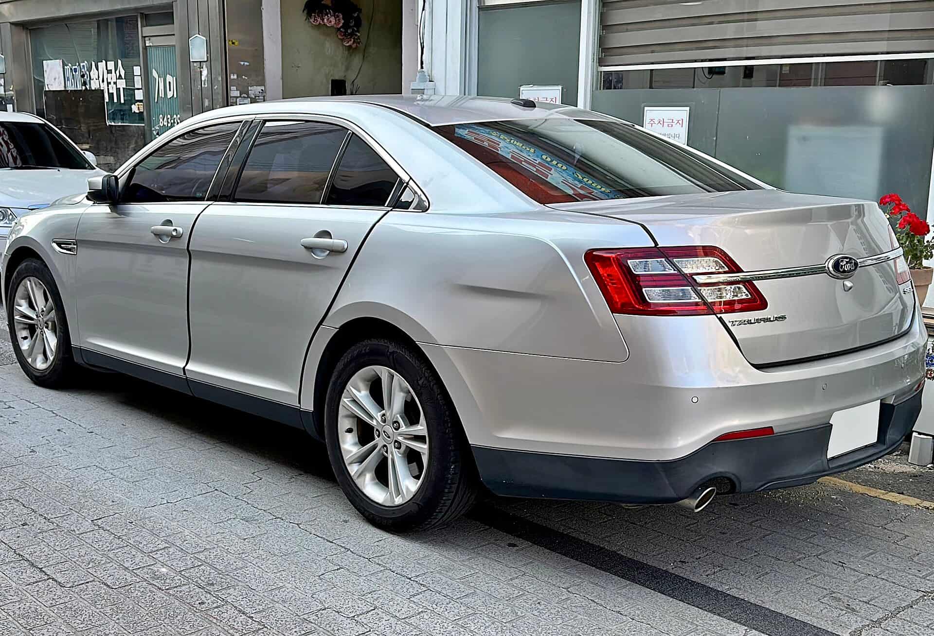 تأجير Ford Taurus 2019 2019 في دبي - الصورة الثانية