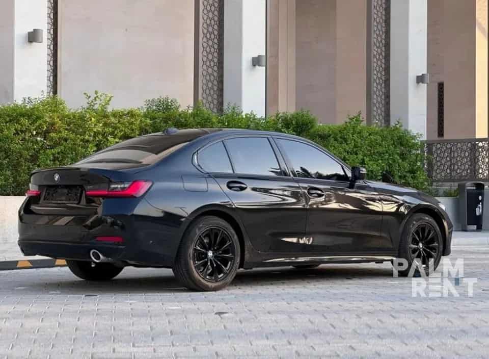 تأجير BMW 3 series 2023 2023 في دبي - الصورة الثالثة