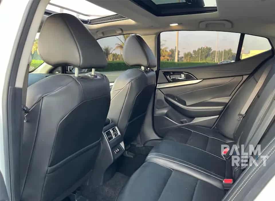 تأجير Nissan SENTRA 2020 2020 في دبي - الصورة الثالثة
